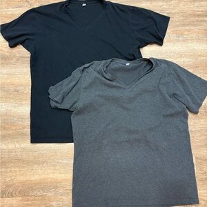 Uniqlo Men's Short Sleeve V-Neck T-Shirts - Black and Gray